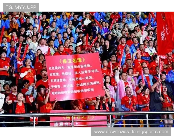 湘超赛场球迷歌声不断,地方足球氛围浓厚 湘超赛场球迷歌声不断,地方足球氛围浓厚